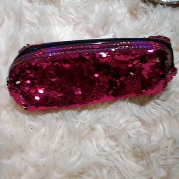 Color changing sequin makeup pouch - Picture 2 of 5